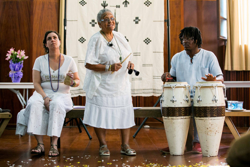 Dona Cici tocando